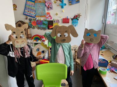 Foto vier Mädchen mit Masken der Bremer Stadtmusikanten
