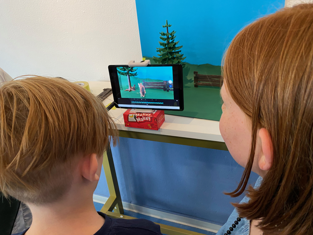 Zwei Kinder machen Stopmotionfilm mit dem Tablet