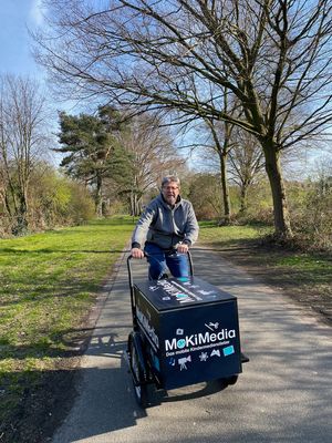 Pierre Hansen mit dem MoKiMedia-Fahrrad