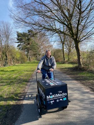 Pierre Hansen mit dem MoKiMedia-Fahrrad