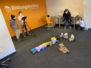 Foto Kinder beim Videodreh mit Stofftieren
