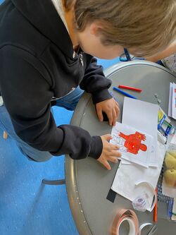 Ausprobieren des leuchtenden Superhelden
