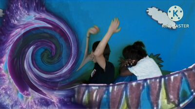 Foto aus Film: zwei Kinder im gezeichneten Kanu mit Portal